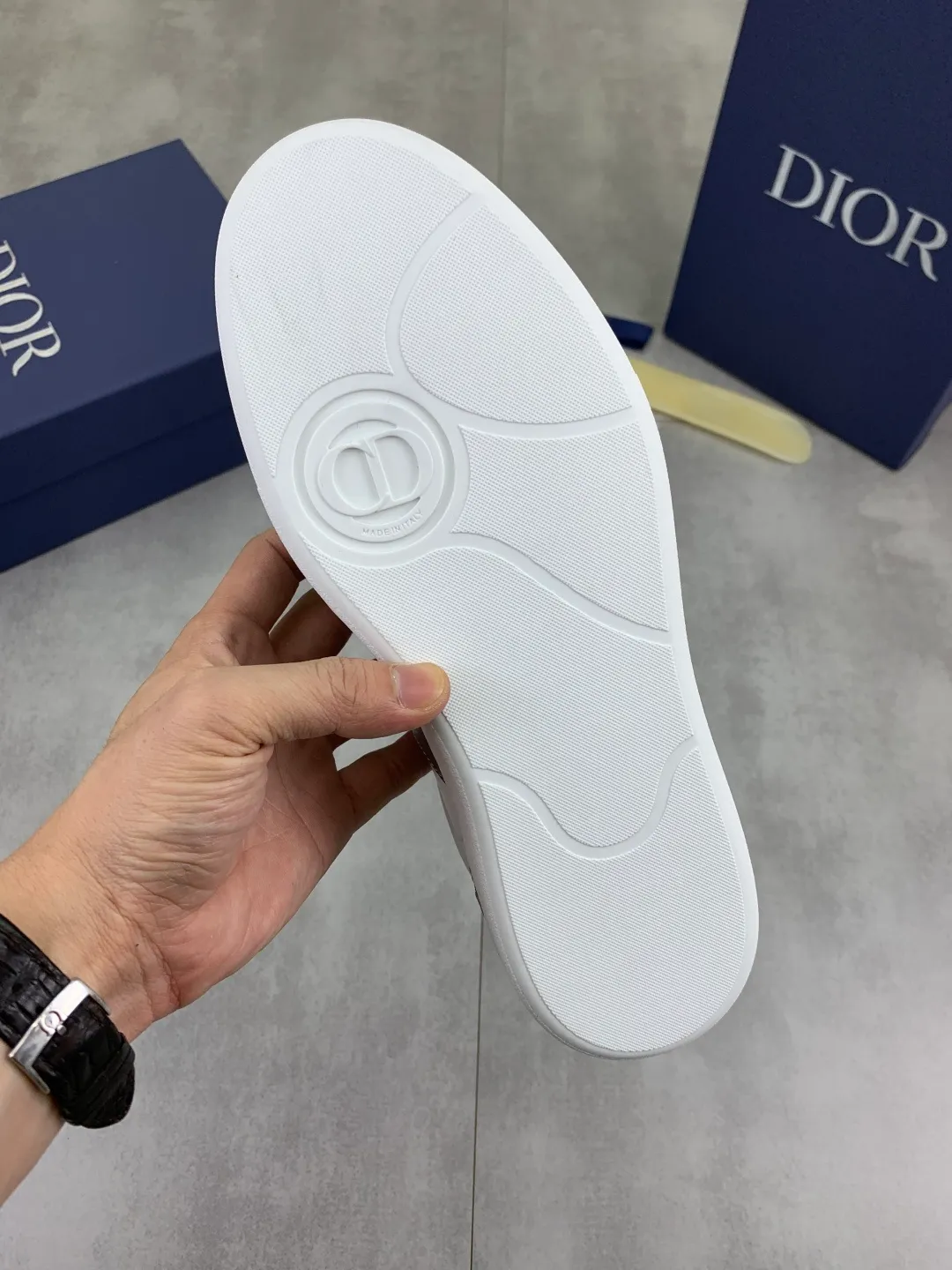 Men's shoes 💰P360 New Dior B01 moral training shoes, white first-layer cowhide, original molded outsole. New to the fall collection, this sneaker marks the return of a Dior classic, reinterpreted in a stylish and elegant silhouette. Crafted from white smooth first-grain cowhide with a tonal silk sheepskin lining, it features the Dior logo on the tongue and inner sides, and a CD icon on the heel. Paired with Tpu anti-slip soles of the same color, it can be matched with various styles to create a sophisticated look.  Code number: 38-44